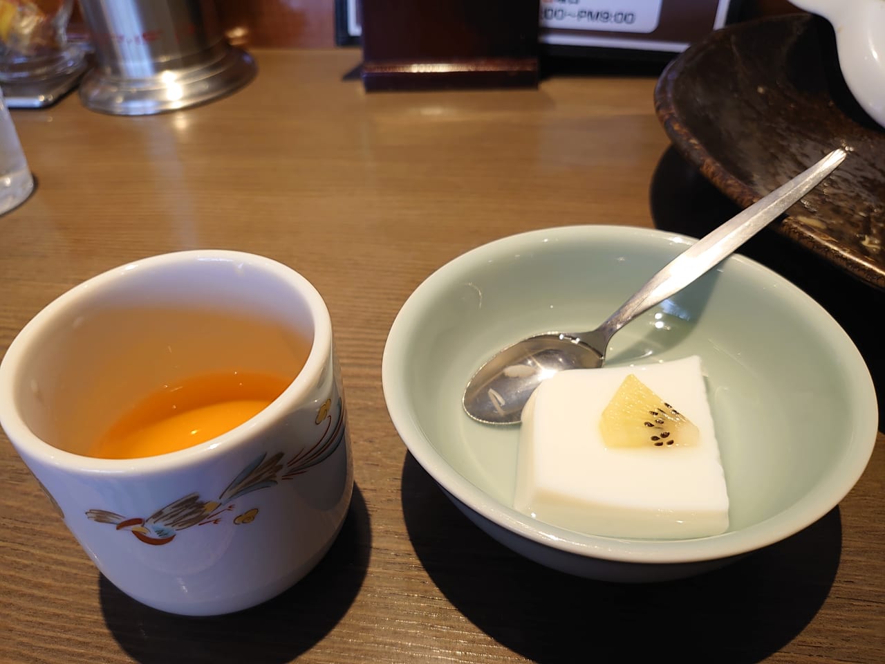 デザートの杏仁豆腐とジャスミンティー