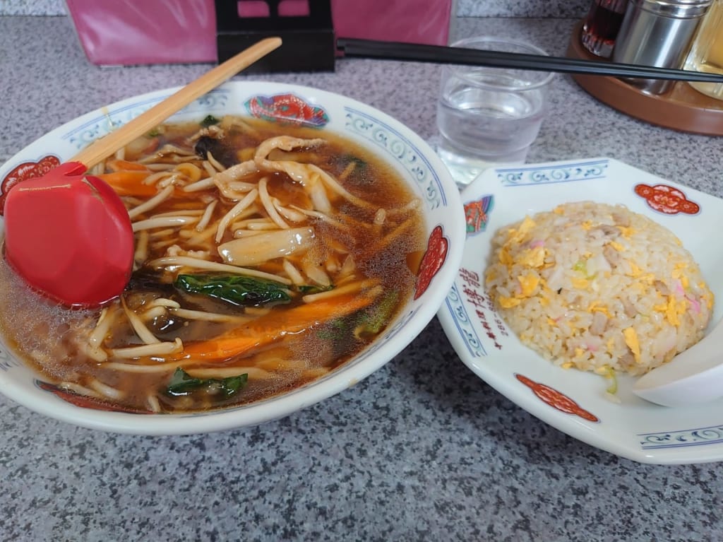 もやしラーメンと半チャーハン