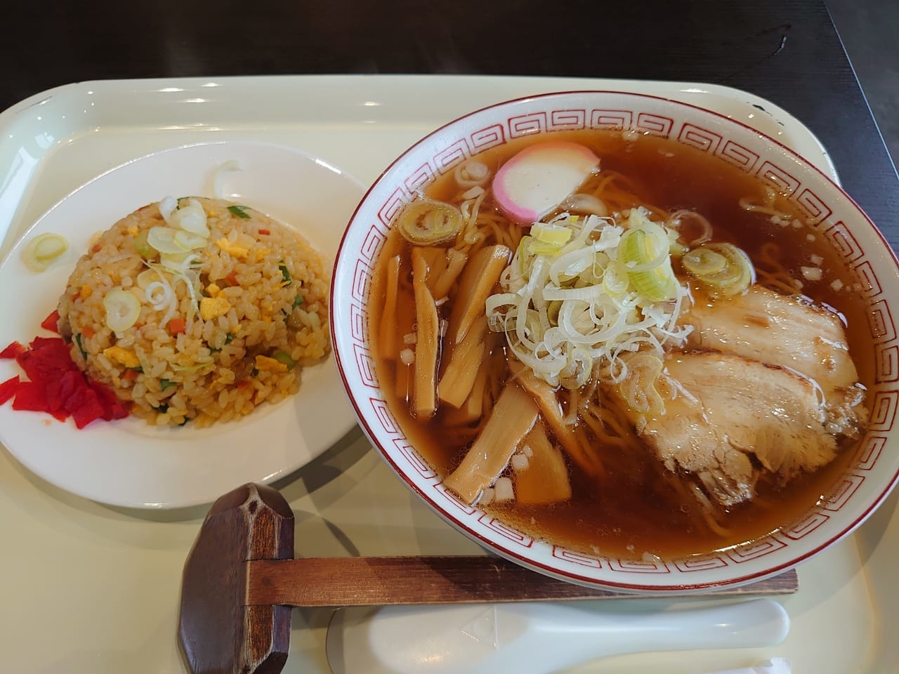 醤油ラーメンと半チャーハン